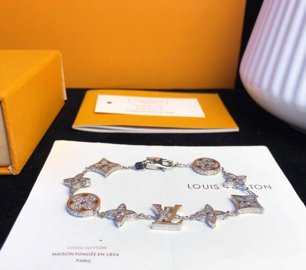 Lv braclet