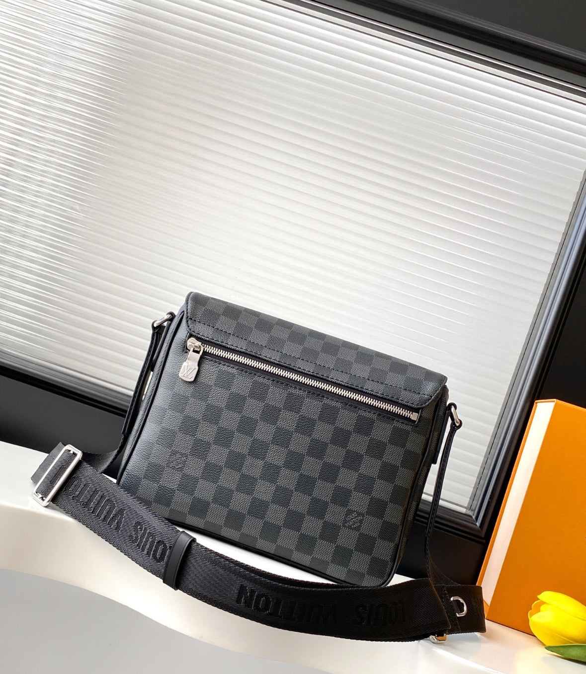 Louis Vuitton District PM i Damier Graphite