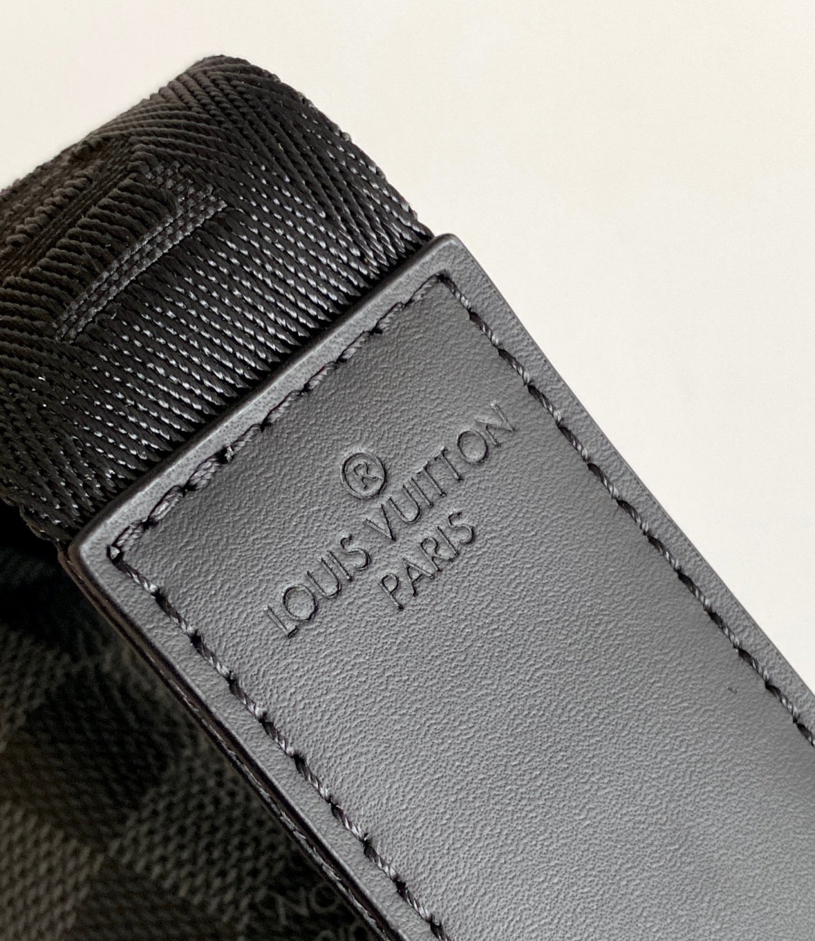 Louis Vuitton District PM i Damier Graphite