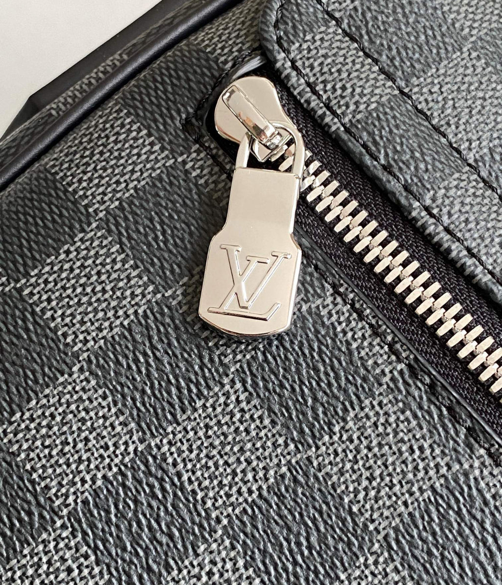 Louis Vuitton District PM i Damier Graphite