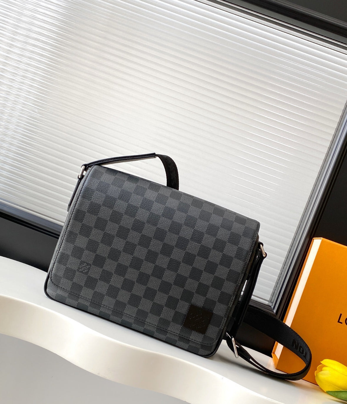 Louis Vuitton District PM i Damier Graphite