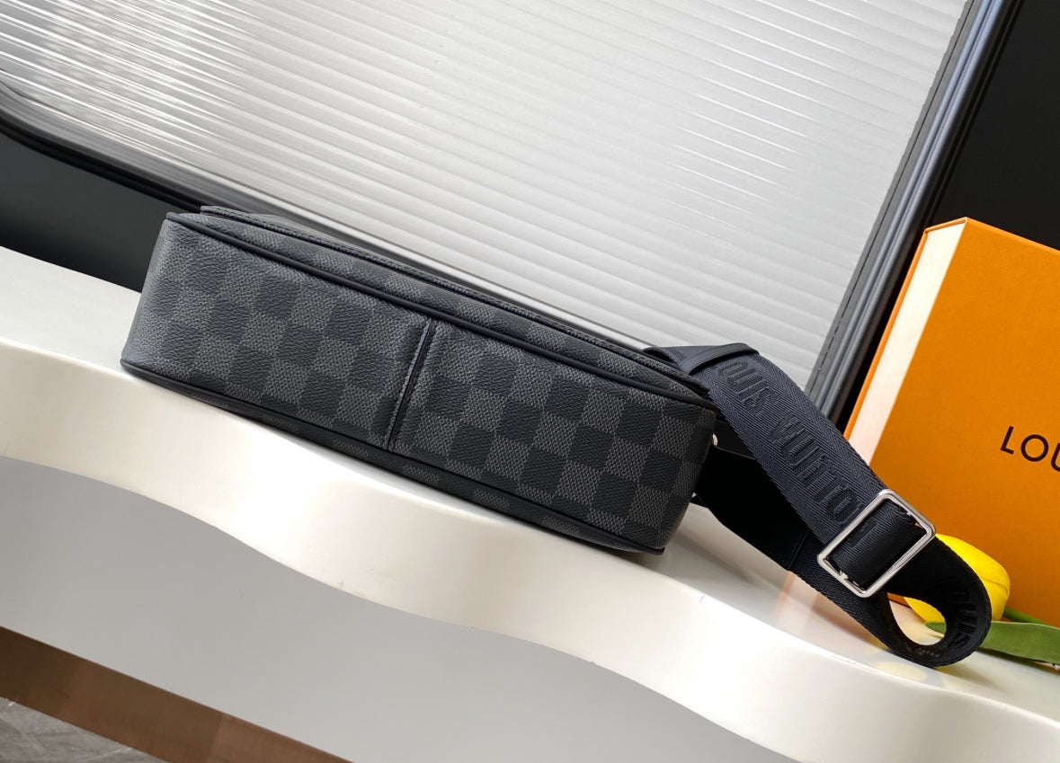 Louis Vuitton District PM i Damier Graphite